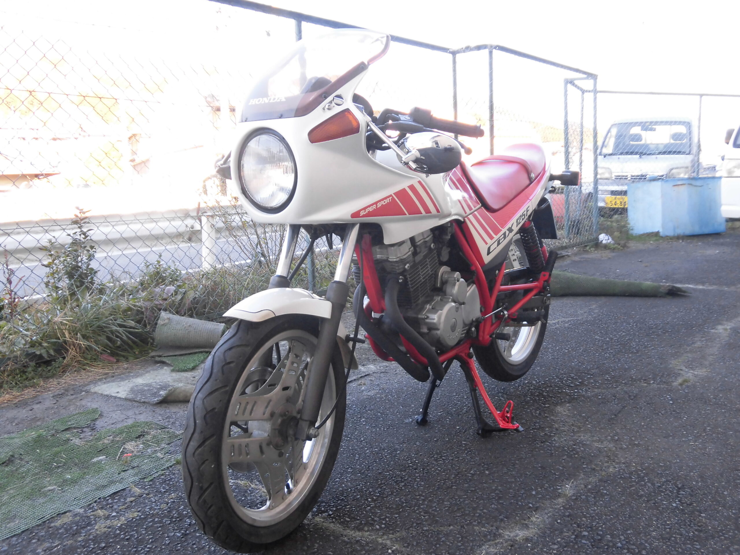 中古 HONDA CBX125F CBX125FH ロスホワイト/ファイティングレッド ロケットカウル イタリアン マーニー ジレラ MV |  新車大型二輪 中型二輪だけでなく、中古原付からスクーターまで販売。三重県名張市Empty